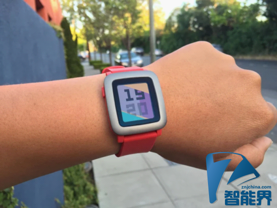 Pebble展示紅色Pebble Time及磁性充電線