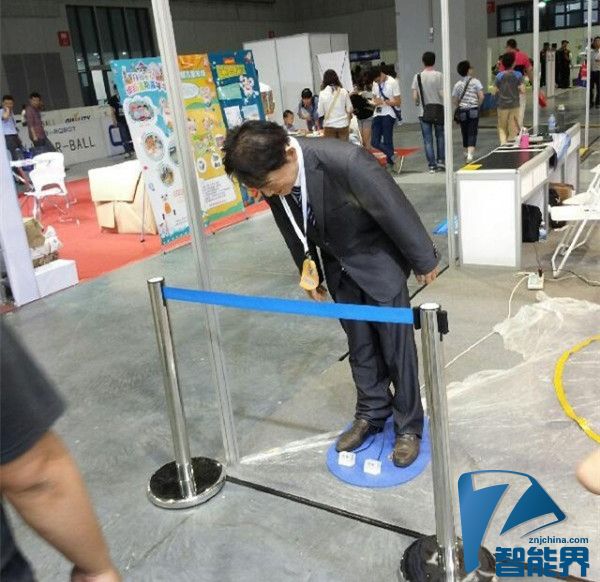 “安倍”機(jī)器人亮相上海，不停鞠躬道歉