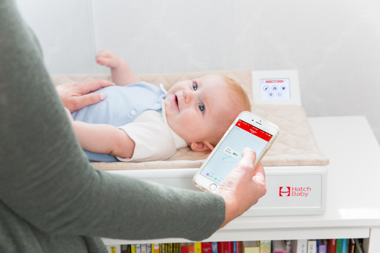 換尿布也是件講究事，Hatch Baby 讓奶爸奶媽用上了智能尿布更換臺