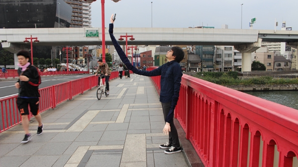 需要自拍時(shí)，他能把手伸的跟自拍桿一樣長(zhǎng)