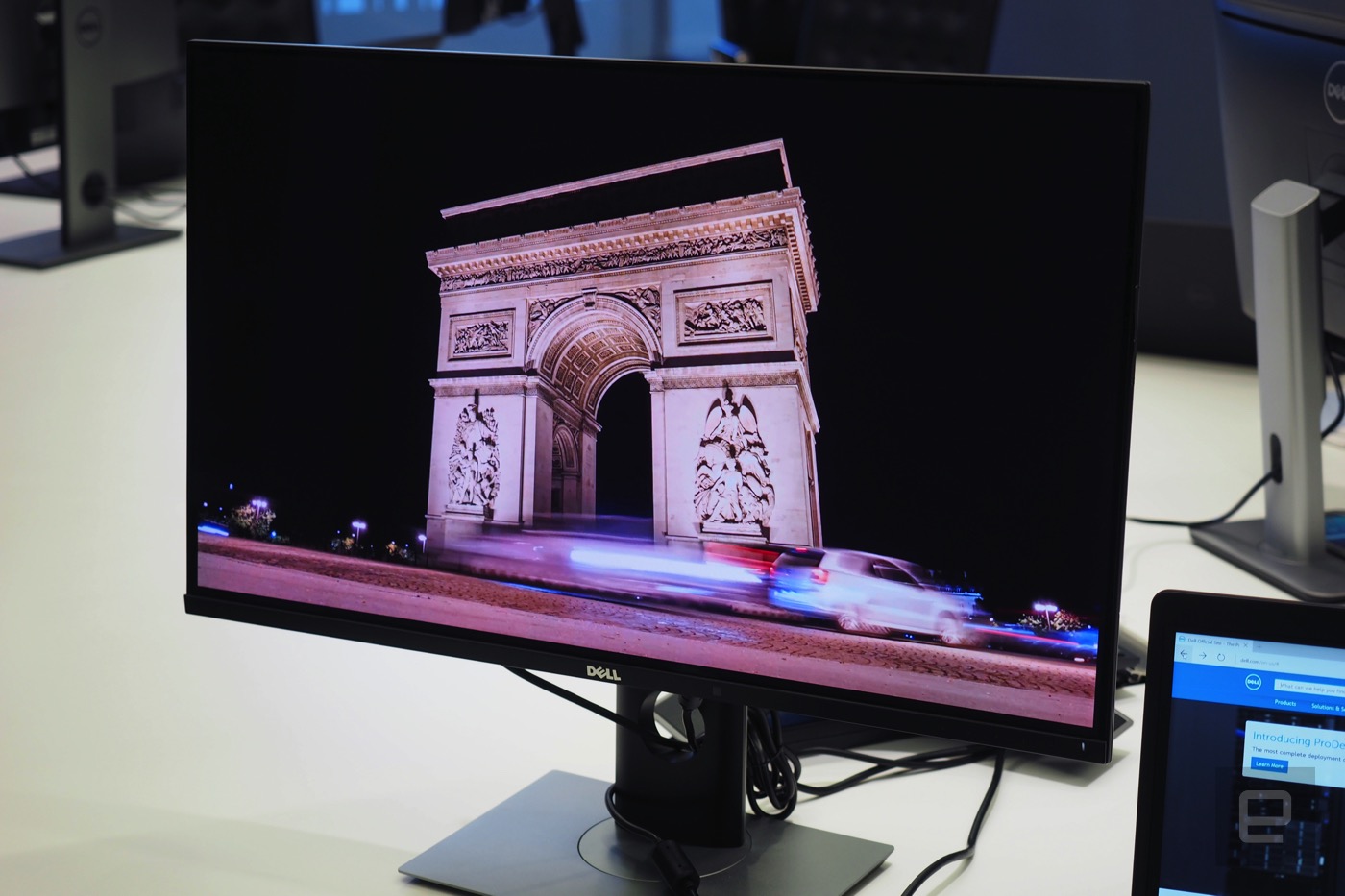 戴爾今年最「吸睛」的產(chǎn)品，是一臺(tái) 4K OLED 屏幕