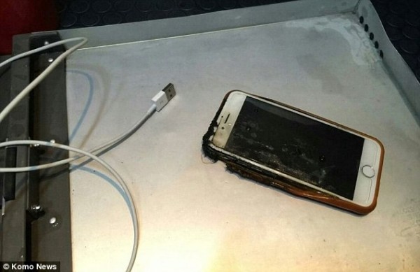 嚇?biāo)缹殞?！iPhone 6飛機(jī)上突然起火 火焰20厘米高