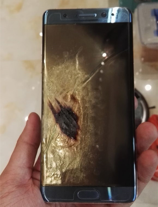 國(guó)行版也炸了！網(wǎng)友爆料玩Note 7時(shí)突然黑屏發(fā)生爆炸