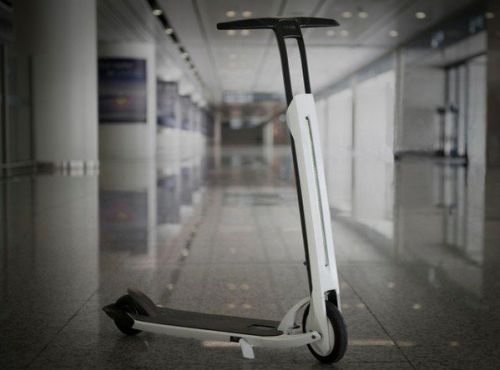 真是超級(jí)方便！這款電動(dòng)滑板車還可以邊踩邊充電