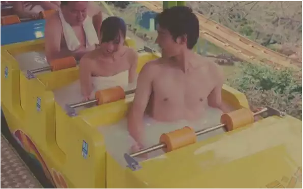 見過在旋轉(zhuǎn)木馬 過山車 摩天輪上泡溫泉的嗎？他們做到了