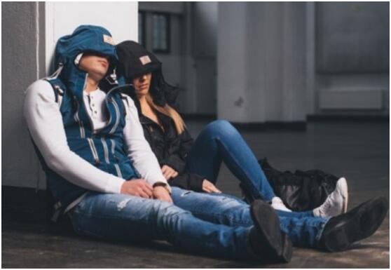 長(zhǎng)途飛行充氣枕太麻煩？這款充氣連帽外套可幫忙