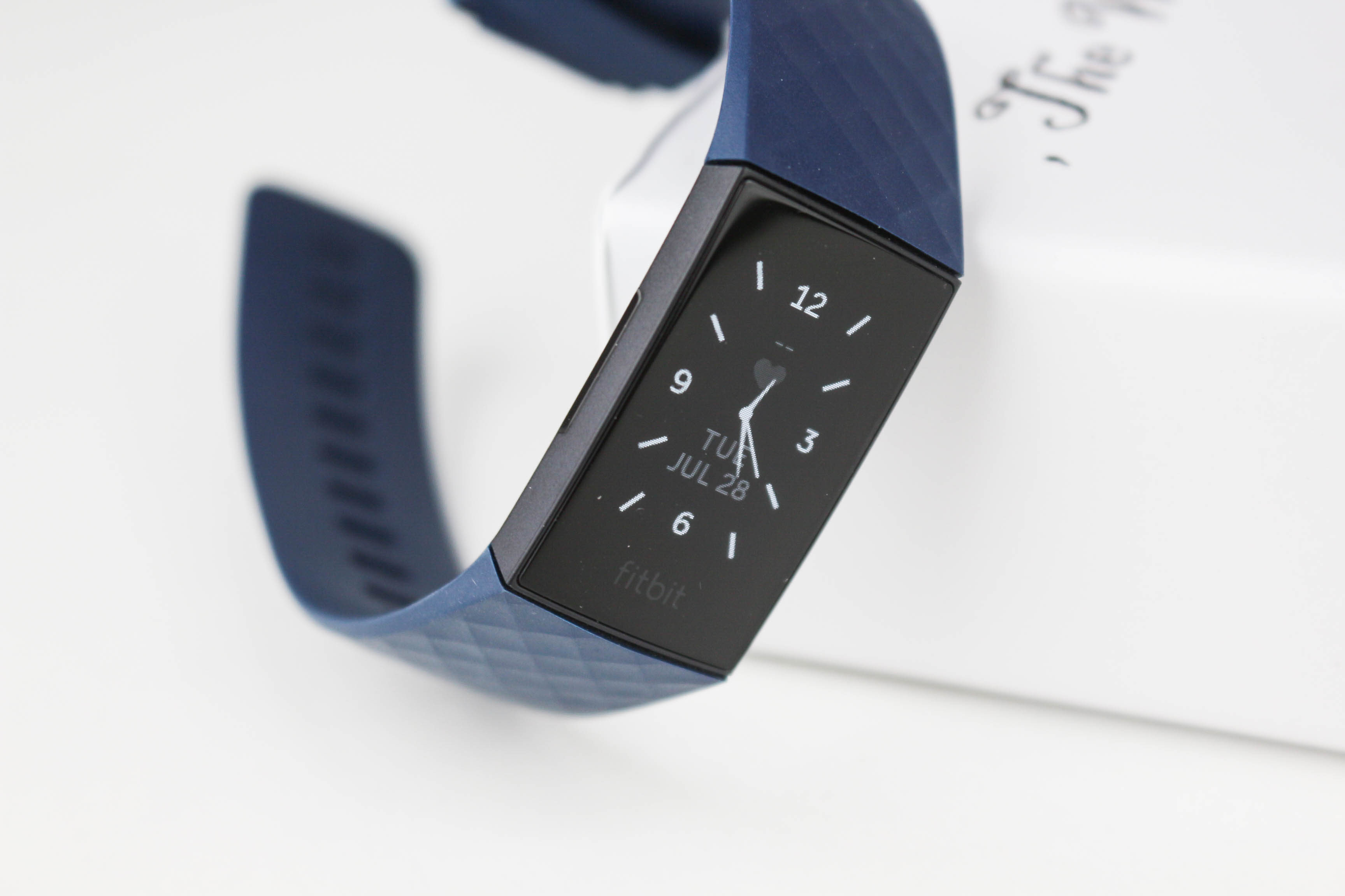 售價(jià)過千的智能手環(huán)強(qiáng)在哪？Fitbit Charge 4告訴你：這就叫專業(yè)