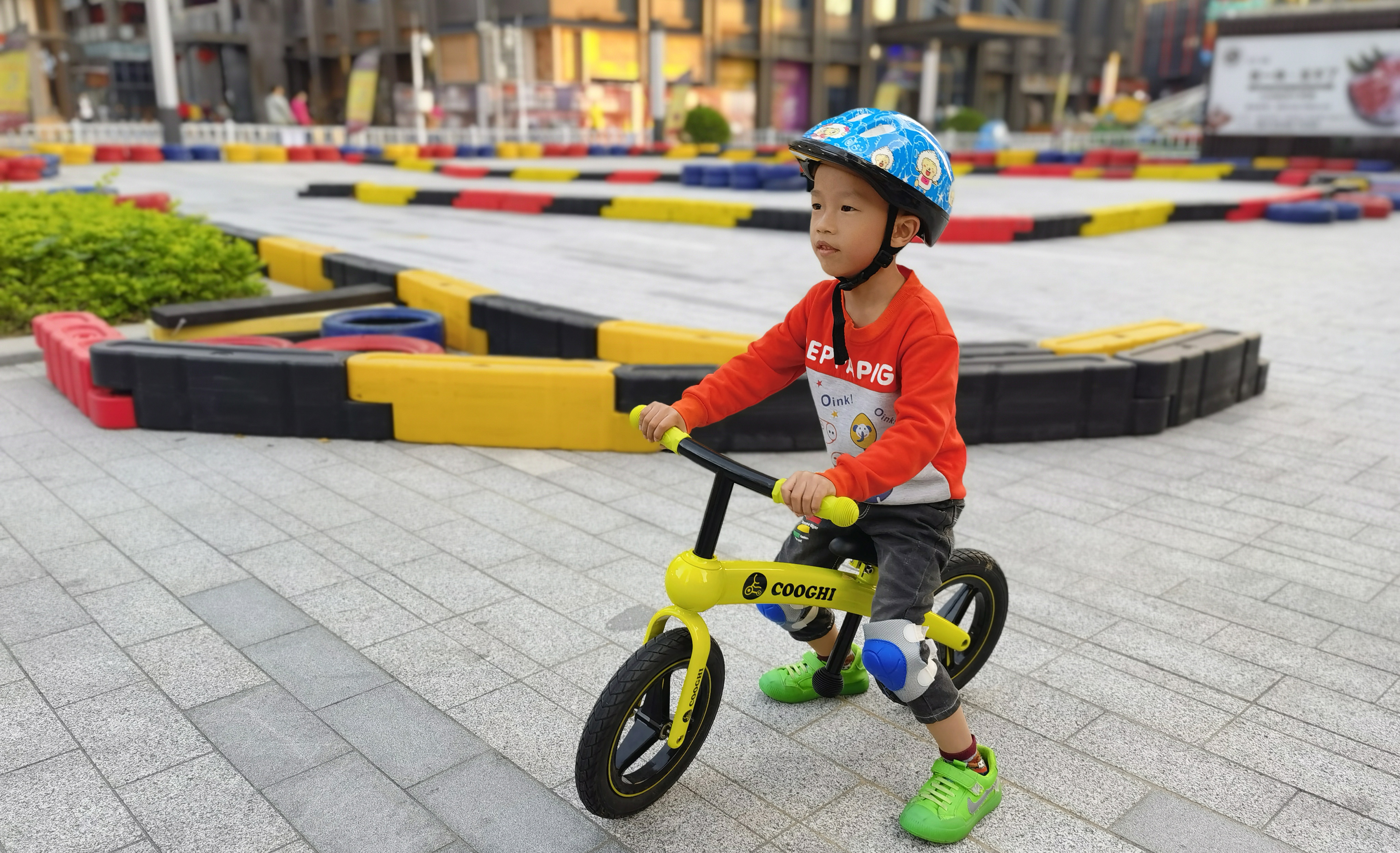 勇敢前進(jìn)，自信滑行，酷騎兒童平衡車新奇體驗(yàn)