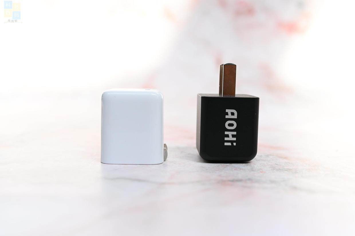 小巧精致的充電器，30W功率兼容更全面，AOHI 30W充電頭上手