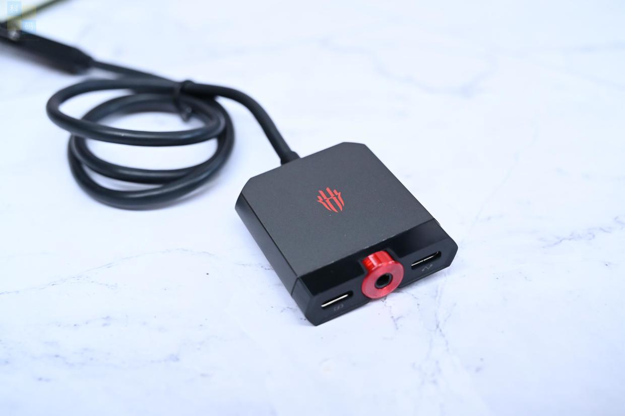 ?手游玩家的外設(shè)三車道，有線投屏充電連耳機(jī)，紅魔手游拓展塢上手