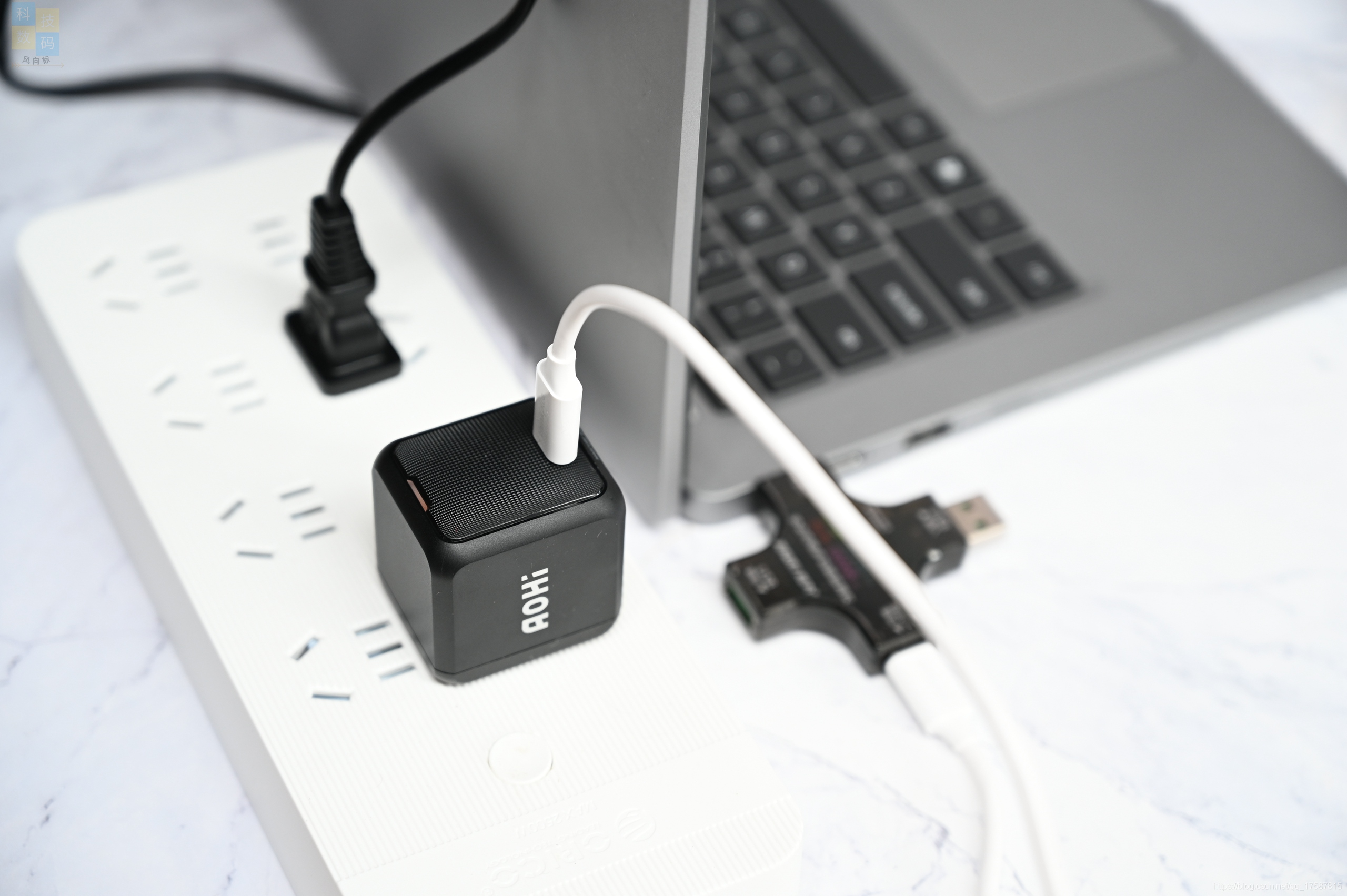 乒乓球大小充電器，手機筆記本都能用，AOHi 65W氮化鎵充電器體驗
