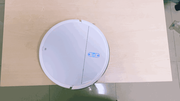 機器人放在桌子上，不會掉落