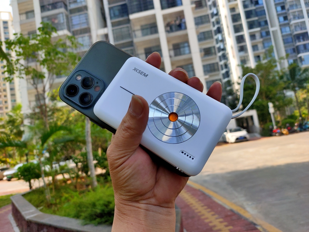 外出攜帶西圣PB無(wú)線充電寶，前途就是詩(shī)和遠(yuǎn)方