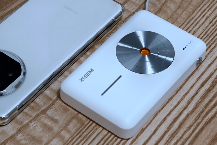 西圣PB磁吸無(wú)線充電寶：自帶線+無(wú)線充，出行必備！